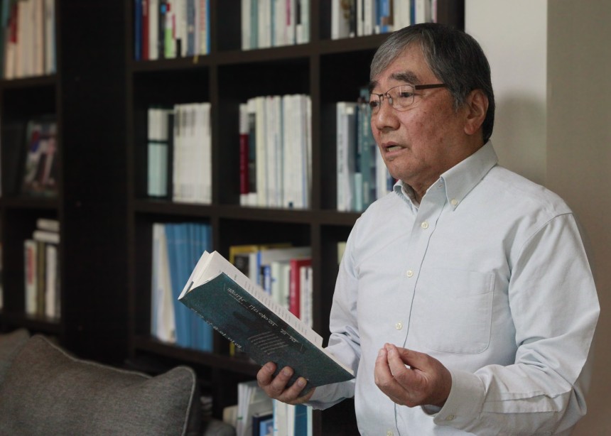 윤석헌 전 금융감독원장이 지난 14일 강원 춘천시 그의 자택에서 조선비즈와 인터뷰하고 있다. 윤 전 원장은 오늘날 금융권에 추천하고 싶은 책으로 한국금융학회가 지난해 발간한 '한국 금융의 미래'를 추천했다. 윤 전 