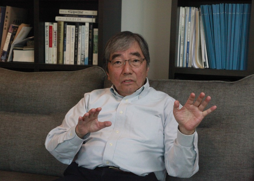 윤석헌 전 금융감독원장이 지난 14일 강원 춘천시 그의 자택에서 조선비즈와 인터뷰하고 있다. 윤 전 원장은 은행의 내부통제 개선을 촉구하며 “은행원 성과지표(KPI)에 남북통일을 집어넣으면 다음 날 통일이 된다는 농