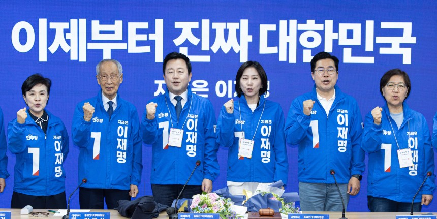 허은아 전 개혁신당 대표와 김용남 전 새누리당 의원이 26일 오전 서울 여의도 더불어민주당사에서 열린 입당환영식에서 박찬대·윤여준 상임 총괄선대위원장 등과 기념촬영을 하고 있다. /뉴스1