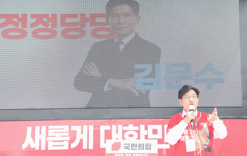 권성동 국민의힘 공동선거대책위원장이 17일 오후 제주시 민속오일시장을 찾아 김문수 후보 지지를 호소하고 있다./뉴스1