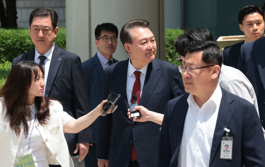 윤석열 전 대통령이 26일 서울 서초구 서울중앙지방법원에서 열린 내란 우두머리 혐의ㆍ직권남용 권리행사 방해 혐의 사건 5차 오전 공판을 마친 뒤 지지자들을 바라보며 차량으로 향하고 있다. /연합뉴스
