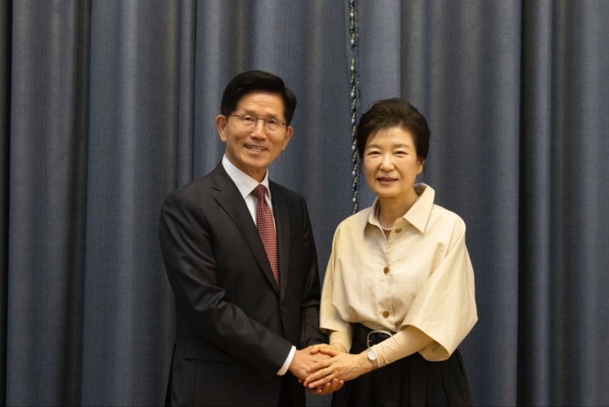 김문수 국민의힘 대통령 후보가 24일 대구 달성군 박근혜 전 대통령 사저에서 박 전 대통령을 예방하고 있다./국민의힘 제공