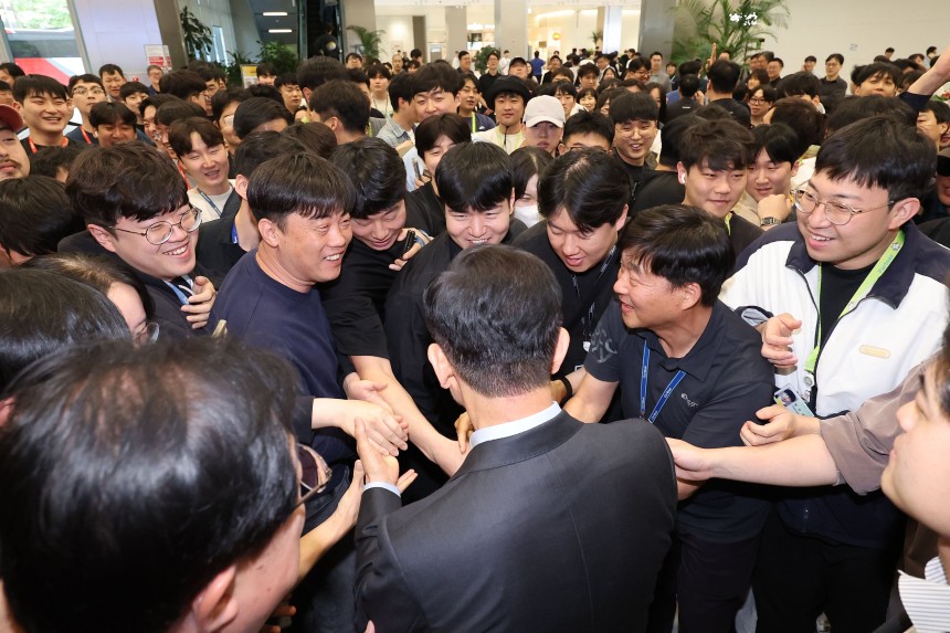 김문수 국민의힘 대통령 후보가 26일 경기 평택시 삼성전자 평택캠퍼스를 방문해 삼성직원들과 인사하고 있다. /뉴스1