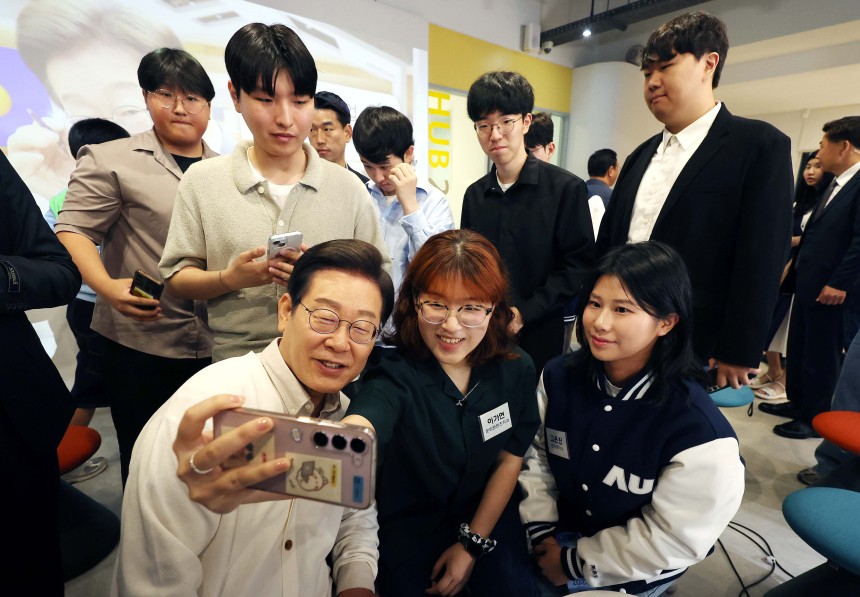 이재명 더불어민주당 대통령 후보가 26일 경기 수원시 아주대학교에서 대학생 간담회를 마친 뒤 참석 학생들과 셀카를 찍고 있다. /뉴스1