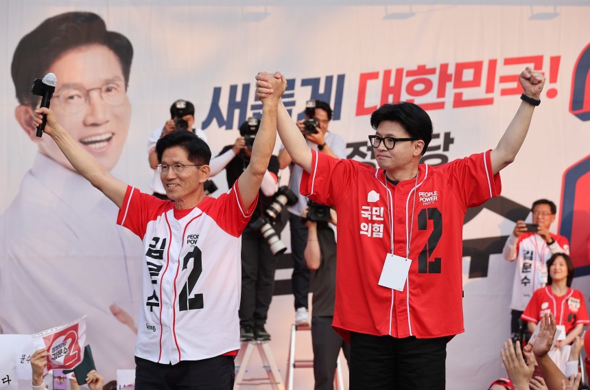 김문수 국민의힘 대통령 후보(왼쪽)가 26일 서울 도봉구 방학사거리에서 한동훈 전 대표와 집중유세를 하고 있다. /뉴스1
