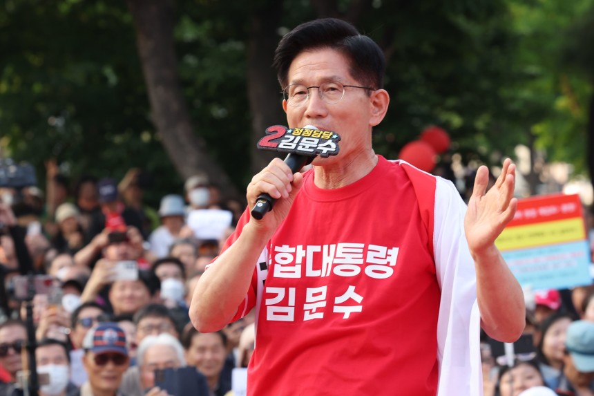 김문수 국민의힘 대통령 후보가 26일 서울 도봉구 방학사거리 인근에서 열린 집중유세에서 지지를 호소하고 있다. /뉴스1