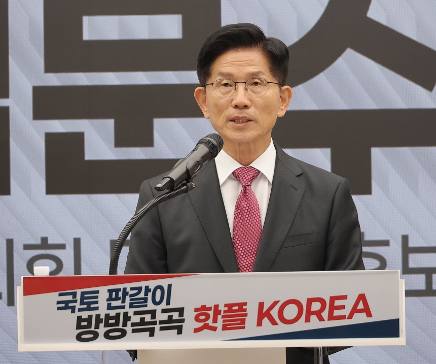 국민의힘 김문수 대선 후보가 27일 서울 여의도 국민의힘 중앙당사에서 국토 발전 관련 공약발표 기자회견을 하고 있다. /연합뉴스 