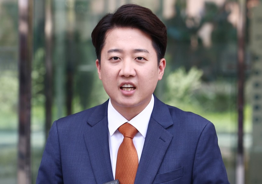 이준석 개혁신당 대통령 후보가 27일 오후 서울 여의도 국회 소통관 앞에서 긴급 기자회견을 하고 있다./뉴스1