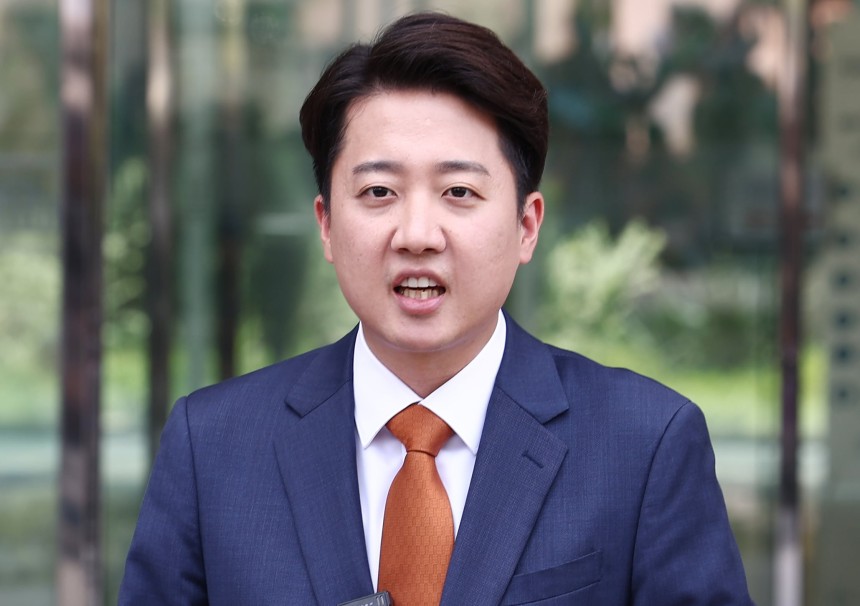 이준석 개혁신당 대통령 후보가 27일 오후 서울 여의도 국회 소통관 앞에서 긴급 기자회견을 하고 있다./뉴스1