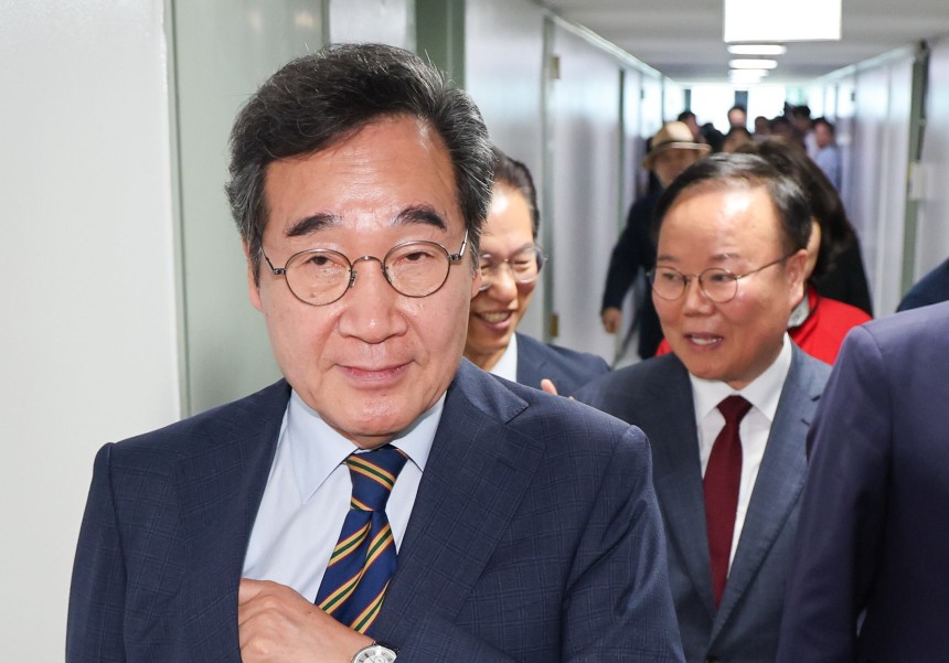 이낙연 새미래민주당 상임고문이 27일 서울 여의도 당사에서 김문수 국민의힘 대통령 후보와의 개헌·공동정부 연대와 김 후보 지지를 선언하며 기자회견을 마친 뒤 이석하고 있다. 뒷줄 오른쪽은 김 후보측 김재원 비서실장.