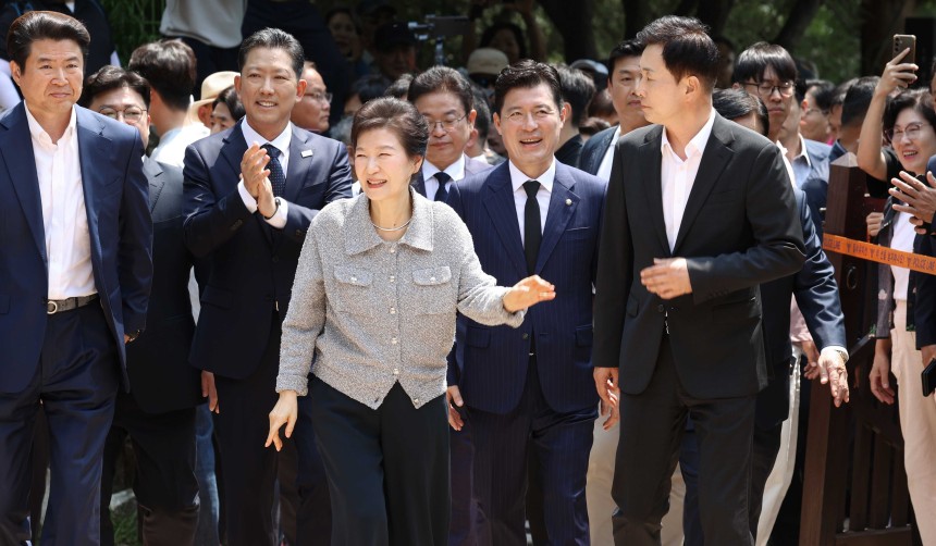 박근혜 대통령이 27일 오전 경북 구미시 상모동에 있는 박정희 전 대통령 생가를 방문, 추모관으로 이동하고 있다. /연합뉴스 