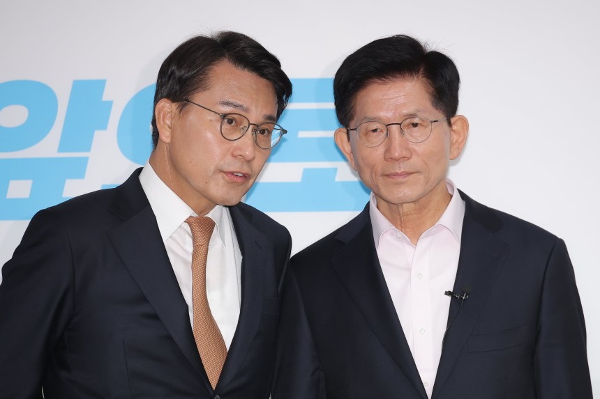 사진은 지난달 30일 국민의힘 김문수 대선 후보가 경선 당시 서울 여의도 대하빌딩에서 윤상현 의원과 대화를 나누는 모습. /연합뉴스