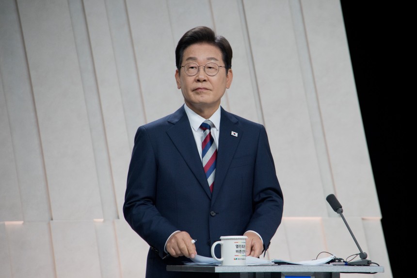이재명 더불어민주당 대통령 후보가 27일 서울 상암 MBC스튜디오에서 열린 21대 대선후보 3차 토론회에서 토론 준비를 하고 있다. /뉴스1