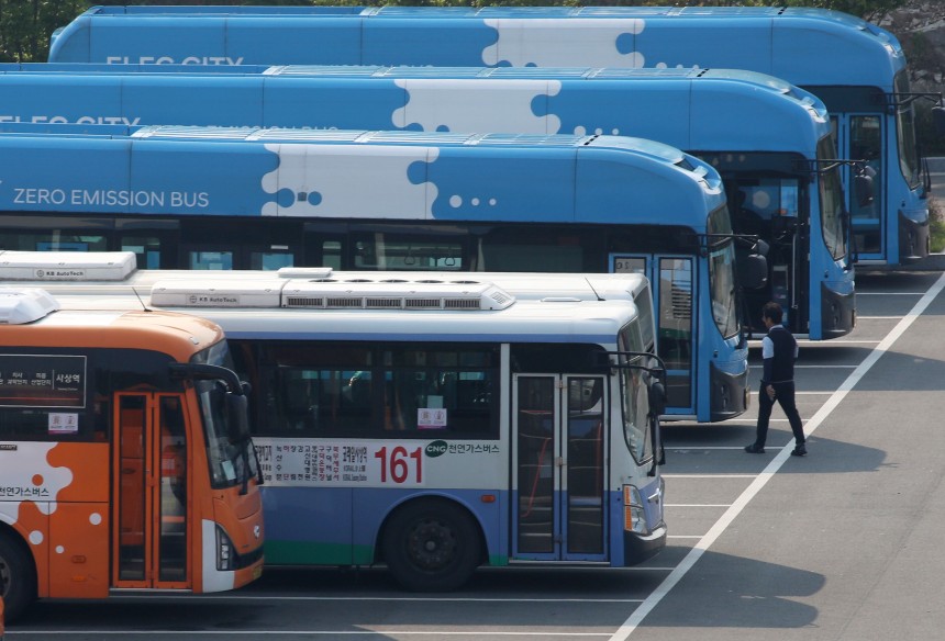 부산 강서구 강서시내버스 공영차고지에 운행을 앞둔 시내버스가 주차돼 있다. /뉴스1