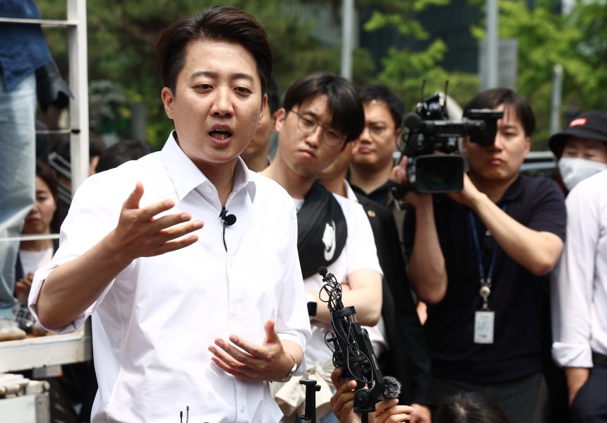 이준석 개혁신당 대통령 후보가 28일 서울 영등포구 여의도공원에서 유세를 마치고 취재진 질의에 답변하고 있다./뉴스1
