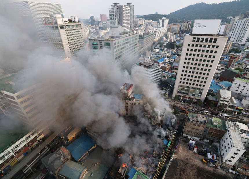 28일 오후 서울 중구 을지로 세운상가 인근 재개발 예정지구에서 화재가 발생해 소방대원들이 화재를 진압하고 있다. 소방당국은 이날 오후 6시 20분 기준 현재 인력 446명과 소방차 100대, 사다리차 5대를 동원해