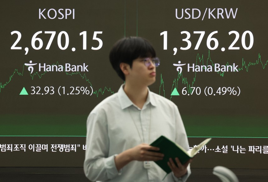 지난 28일 오후 서울 중구 하나은행 본점 딜링룸 현황판에 코스피, 원·달러 환율이 표시돼 있다. /연합뉴스