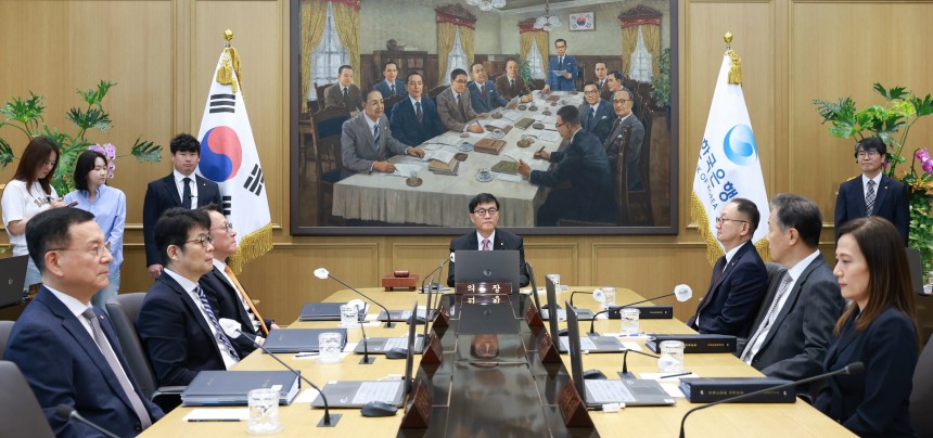 이창용 한국은행 총재가 29일 서울 중구 한국은행에서 열린 금융통화위원회를 주재하고 있다. /뉴스1