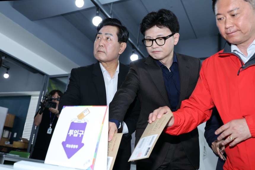 제21대 대통령 선거 사전투표일인 29일 국민의힘 한동훈 전 대표가 선대위 관계자들과 광주 동구 창업지원센터 4층 회의실에 마련된 사전투표소에서 투표용지를 투표함에 넣고 있다. /연합뉴스