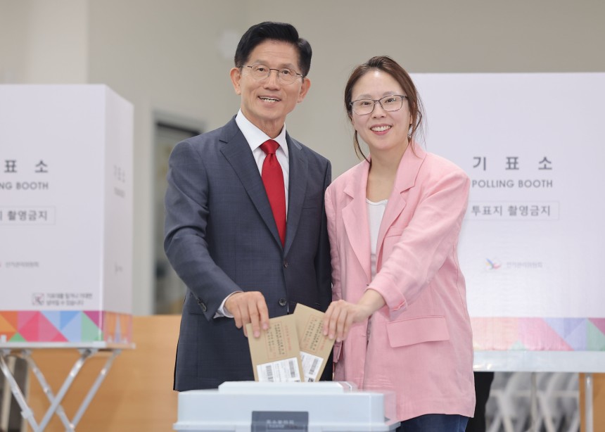 김문수 국민의힘 대통령 후보가 제21대 대통령선거 사전투표 첫날인 29일 인천 계양구 계양1동 주민센터에 마련된 사전투표소에서 딸 동주 씨와 함께 투표를 하고 있다. /뉴스1 