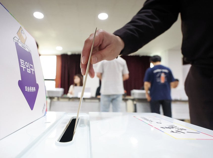 제21대 대통령 선거 사전투표 첫날인 29일 서울 중구 소공동주민센터에 설치된 사전투표소에서 한 유권자가 투표함에 투표용지를 넣고 있다. /연합뉴스