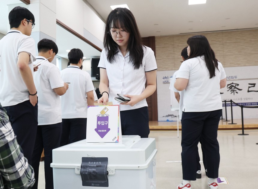 제21대 대선 사전투표 첫날인 29일 경기도 수원시 장안구 연무동행정복지센터에 마련된 투표소에서 삼일공업고등학교 3학년 학생들이 투표하고 있다. /연합뉴스