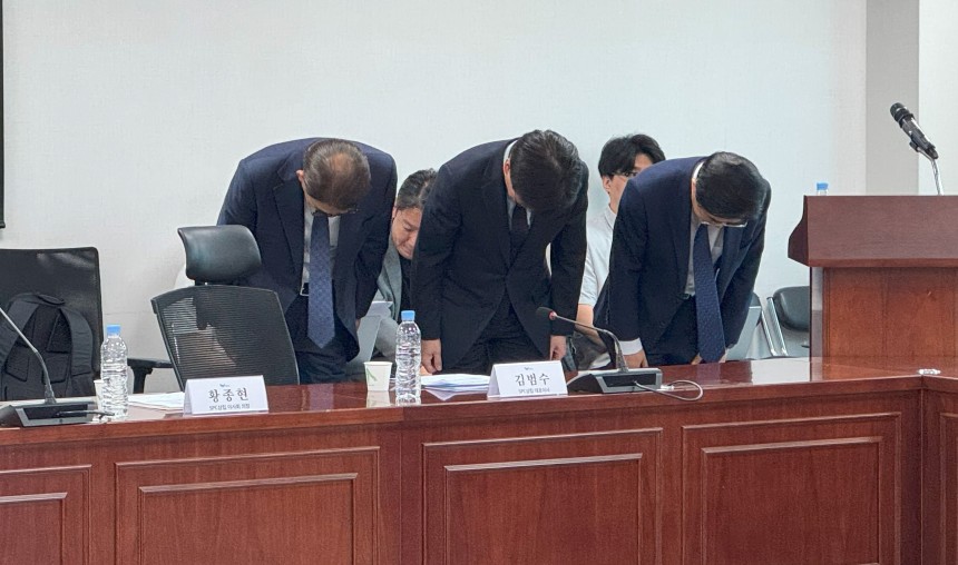 더불어민주당 중앙선대위 노동본부가 29일 국회에서 연 '반복되는 SPC 중대재해, 이대로 둘 수 없다-대책과 예방, 책임주체 강화를 위한 긴급 간담회'에서 (왼쪽부터) SPC삼립 황종현 이사회 의장, 김범수 대표이사