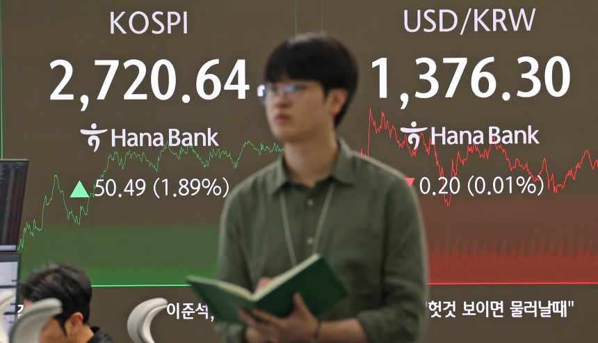 29일 서울 중구 하나은행 딜링룸에 코스피 종가와 환율 시황이 표시되고 있다./뉴스1 제공