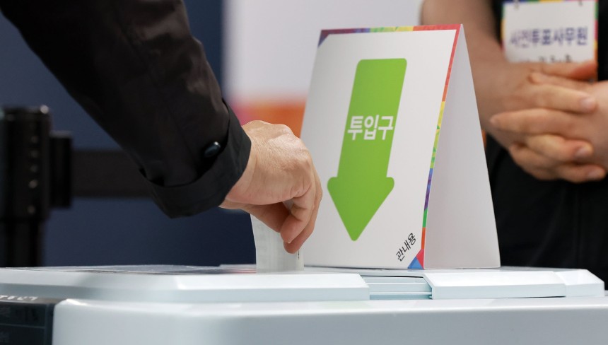 제21대 대선 사전 투표 첫날인 29일 오후 서울 강남구 수서동 강남스포츠문화센터에 마련된 사전투표소에서 한 유권자가 소중한 한 표를 행사하고 있다. /뉴스1