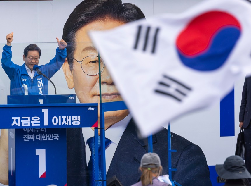 더불어민주당 이재명 대선후보가 29일 서울 송파구 잠실종합운동장 광장에서 열린 강동구·송파구 집중유세에서 엄지를 들어 보이고 있다. /연합뉴스