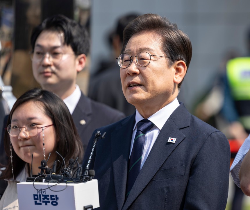 이재명 더불어민주당 대통령 후보가 제 21대 대통령선거 사전투표 첫날인 29일 서울 서대문구 신촌동 주민센터에서 투표를 마친 뒤 취재진의 질문에 답하고 있다. /뉴스1