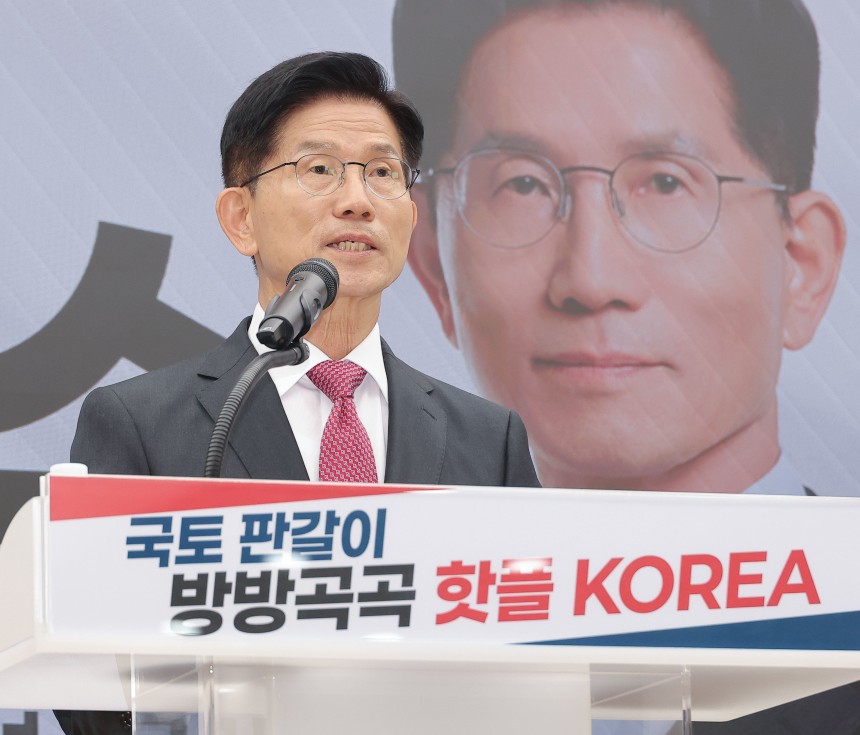 김문수 국민의힘 대통령 후보가 27일 서울 여의도 국민의힘 중앙당사에서 국토 발전 관련 공약발표 기자회견을 하고 있다. /뉴스1