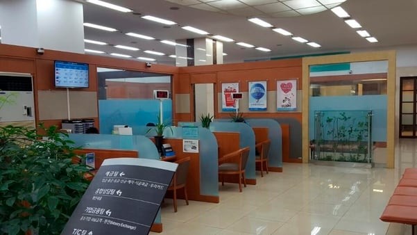 25일 여신심사 선진화 가이드라인 시행이 1주일 앞으로 다가왔지만 시중은행의 대출 창고는 대부분 잠잠한 모습이다. 사진은 25일 오후 서울 중구 태평로의 한 시중은행 대출창구가 모두 비어있는 모습.