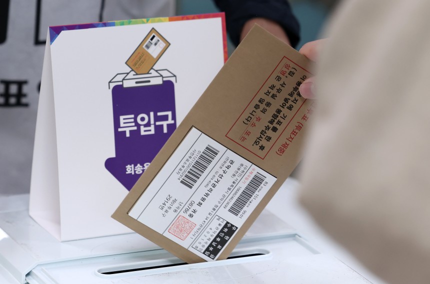 제21대 대선 사전투표 둘째 날인 30일 오전 서울 서대문구 구 신촌동 주민센터에 마련된 신촌동 사전투표소에서 유권자들이 투표하고 있다. /뉴스1