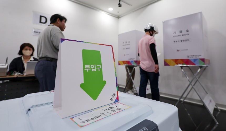제21대 대통령 선거 사전 투표 첫날인 29일 오전 서울 강남구 역삼1동 주민센터에 마련된 사전투표소에서 유권자들이 투표하기 위해 기표소로 향하고 있다. 사진은 기사와는 직접적인 연관 없음. /뉴스1