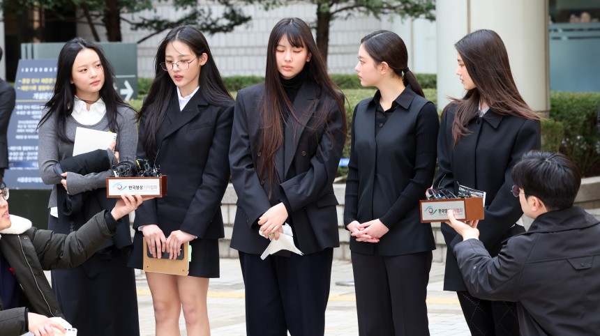 그룹 뉴진스(왼쪽부터 하니, 민지, 혜인, 해린, 다니엘)가 지난달 4월 7일 서울 서초구 서울중앙지방법원에서 어도어 측이 멤버들을 상대로 제기한 ‘기획사 지위보전 및 광고계약 체결 등 금지’ 가처분 첫 심문기일을 