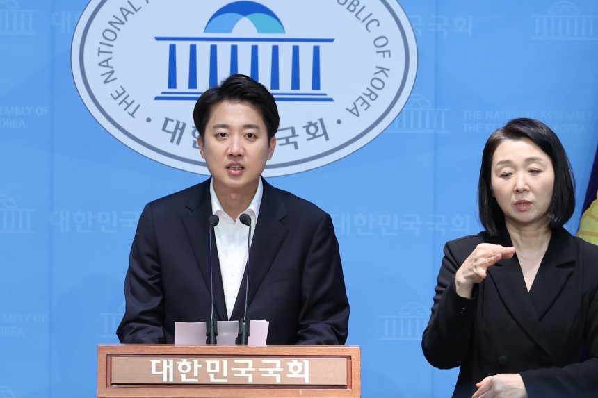 이준석 개혁신당 대통령 후보가 30일 오후 서울 여의도 국회 소통관에서 야당 의원들의 의원직 제명 시도에 대해 긴급 기자회견을 하고 있다. /뉴스1