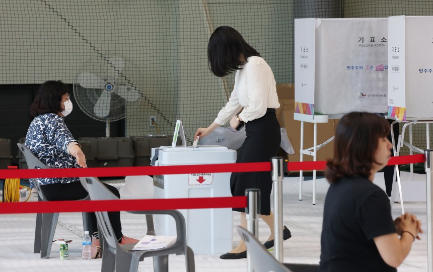 제21대 대선 사전투표 둘째 날인 30일 오전 경기 수원시 권선구 정현중보들테니스센터에 마련된 사전투표서에서 시민들이 사전투표를 하고 있다.  /뉴스1 