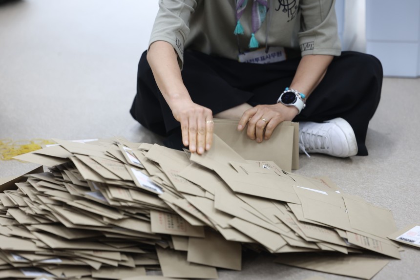 제21대 대선 사전투표 둘째 날인 30일 서울 중구 을지누리센터에 마련된 사전투표소에서 사전투표사무원들이 참관인 및 공정선거참관단이 지켜보는 가운데 관외투표함을 열어 투표용지 분류 작업을 하고 있다. /연합뉴스