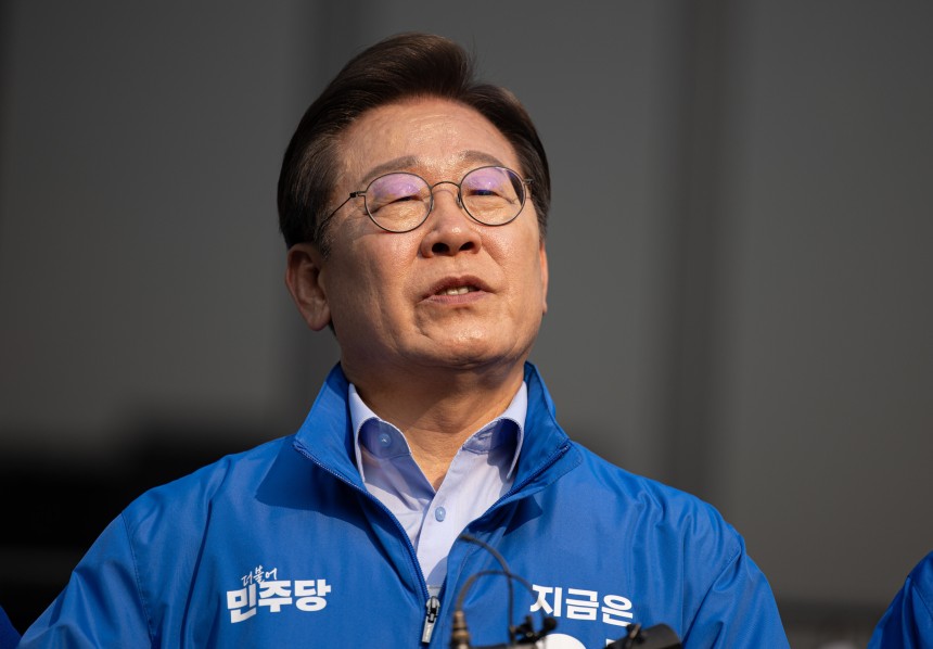 이재명 더불어민주당 대통령 후보가 30일 오후 강원 원주시 반곡동 원주행복마당에서 유세를 마친 후 취재진 질문에 답변하고 있다. /뉴스1
