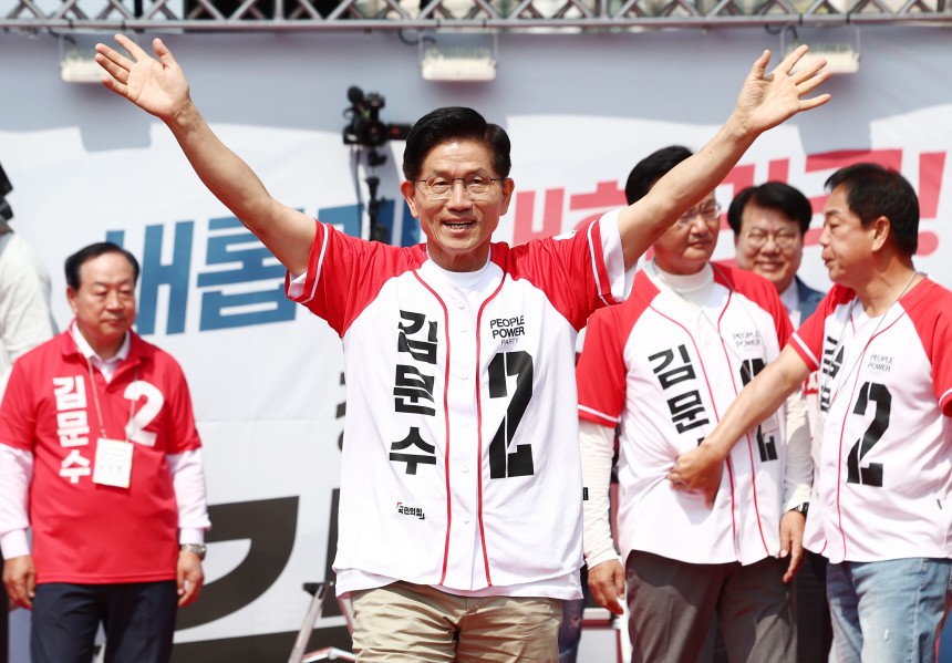 김문수 국민의힘 대통령 후보가 31일 오전 강원 홍천군 꽃뫼공원에서 유세를 하고 있다. /뉴스1