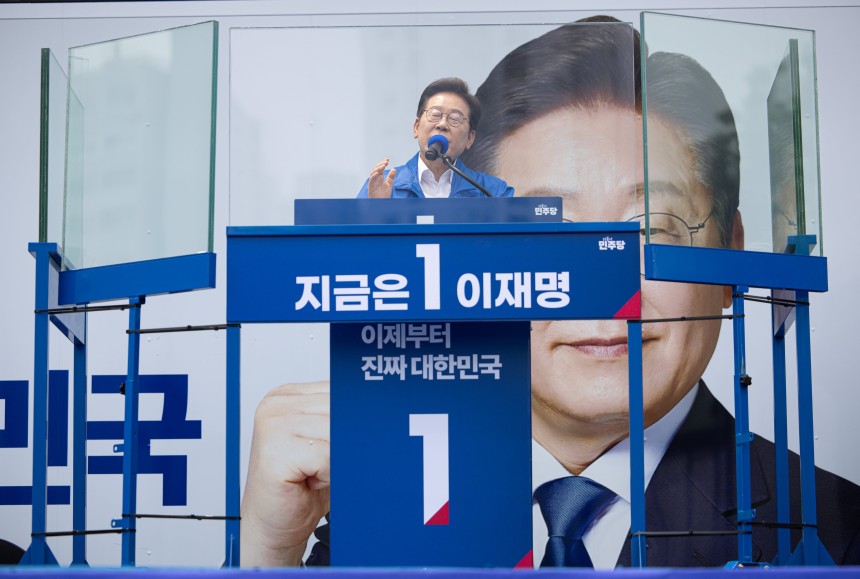이재명 더불어민주당 대통령 후보가 31일 오후 경기도 평택시 배다리생태공원에서 시민들에게 지지를 호소하고 있다. /뉴스1