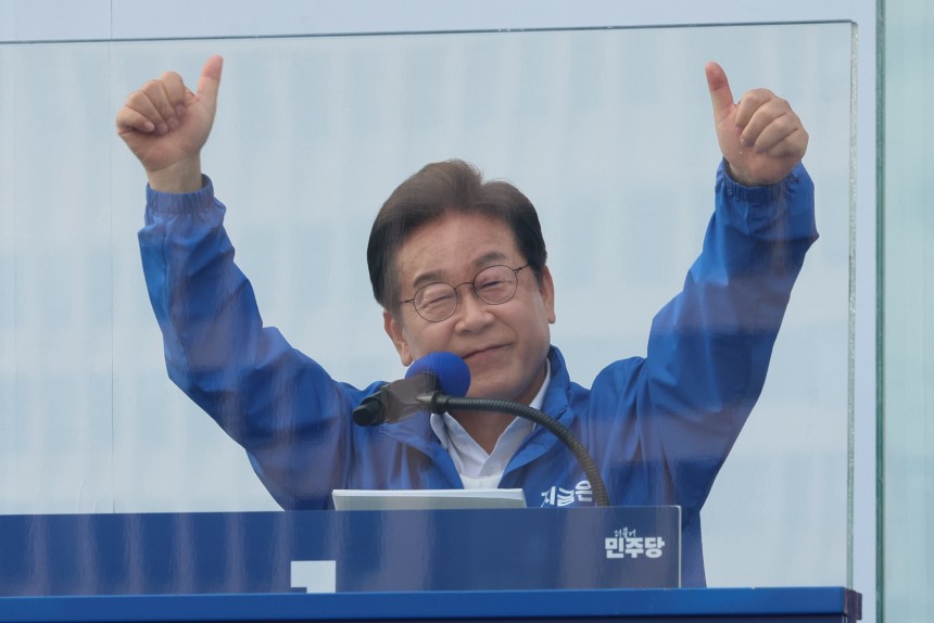더불어민주당 이재명 대선 후보가 31일 세종특별자치시 나무그늘광장에서 열린 유세에서 시민들에게 지지를 호소하고 있다. /연합뉴스