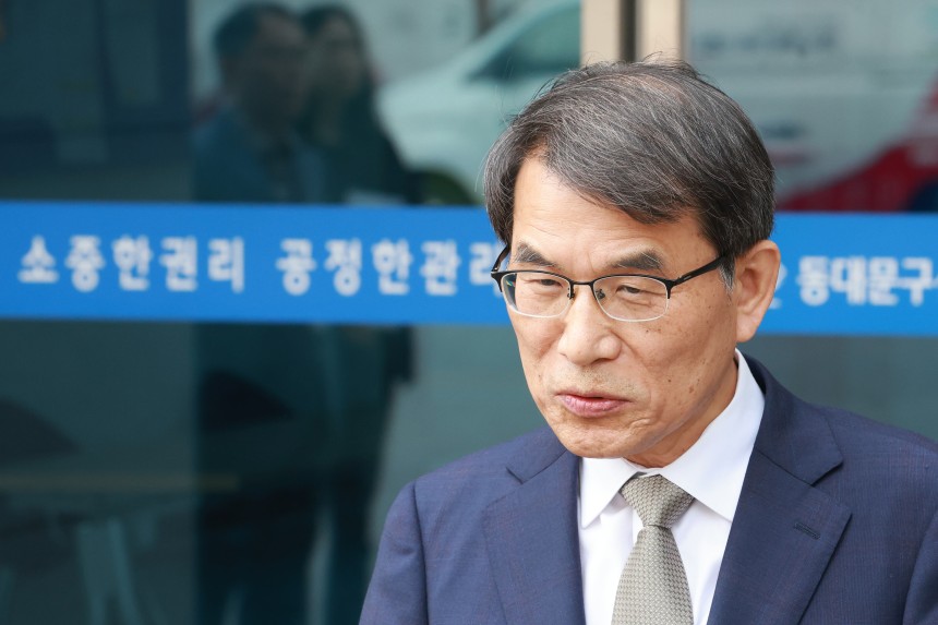 노태악 중앙선거관리위원장이 31일 회송용 봉투 접수 과정과 투표함 보관 등을 살피기 위해 서울 성동구선거관리위원회에 방문, 사전투표 관리 등과 관련해 입장을 밝히고 있다./연합뉴스 