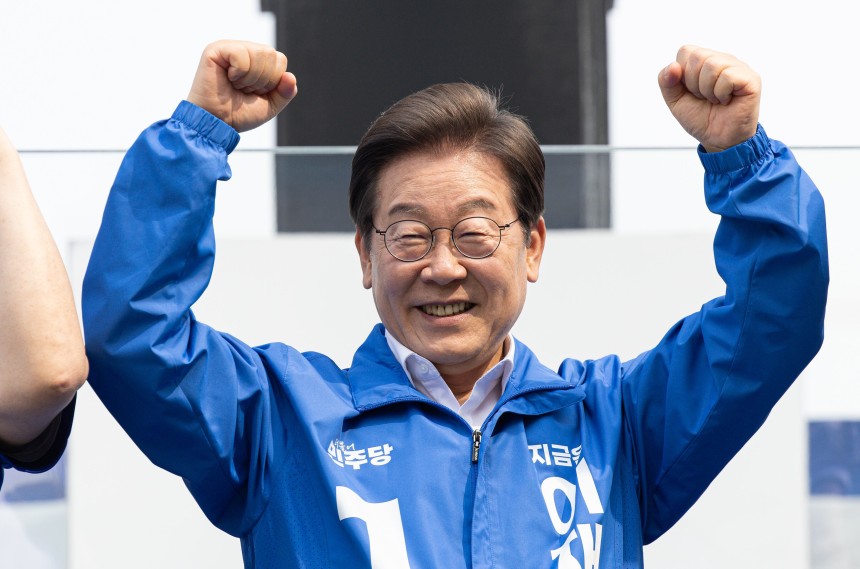 이재명 더불어민주당 대통령 후보가 5월 31일 오후 충북 청주시 오창프라자 앞 광장에서 열린 유세에 도착해 시민들에게 인사하고 있다. /뉴스1