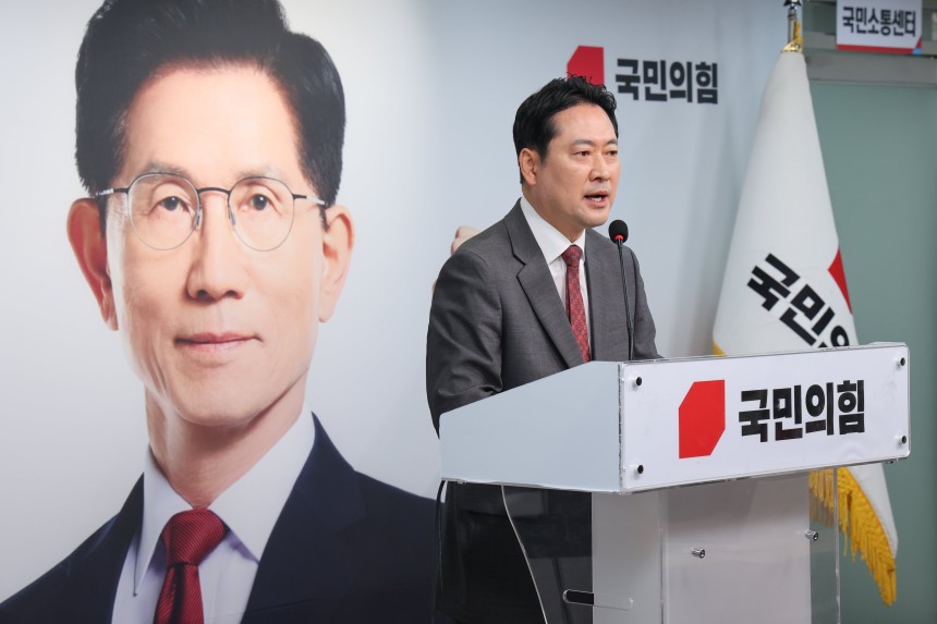 장동혁 국민의힘 선거대책위원회 종합상황실장이 1일 오전 서울 여의도 당사에서 긴급 현안 기자회견을 하고 있다. /뉴스1