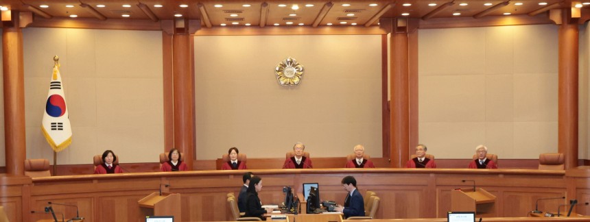 김형두 헌법재판소장 권한대행과 재판관들이 29일 서울 종로구 헌법재판소 대심판정에서 '아청법 전과자 택시기사 자격 취소' 헌법소원 심판 선고를 위해 입장한 뒤 착석해 있다. / 연합뉴스 