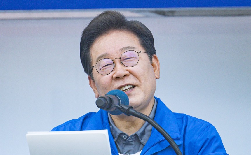 이재명 더불어민주당 대통령 후보가 1일 오전 대구 동구 동대구역 광장에서 시민들에게 지지를 호소하고 있다. /뉴스1