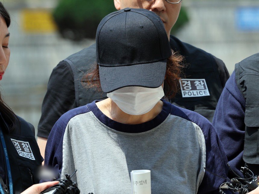 제21대 대통령 선거 사전투표 첫날 서울 강남구의 한 투표소에서 배우자의 신분증으로 대리 투표한 혐의를 받는 선거사무원 박 모 씨가 1일 오후 서울 서초구 서울중앙지법에서 열린 구속 전 피의자 심문(영장실질심사)에 