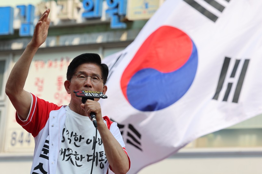 김문수 국민의힘 대통령 후보가 1일 오후 경기 의정부시 태조이성계상 앞에서 열린 유세에서 '정직한 아버지 깨끗한 대통령'이라고 적힌 티셔츠를 입은 채 지지를 호소하고 있다. /뉴스1